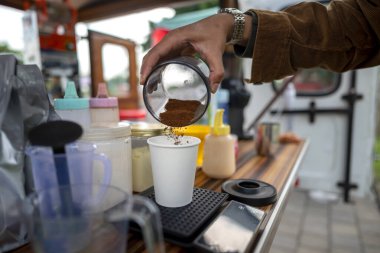 Masada kahve servisi yapan erkek barista. Kamyon üzerinde küçük bir kafe ya da kafe işletmesi