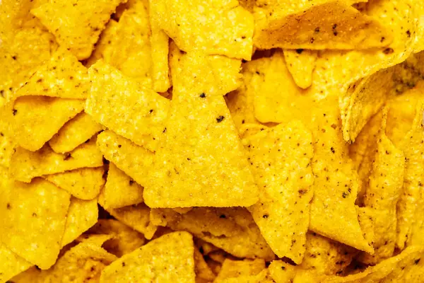 Bir yığın nachos tortilla cipsinin yakın görüntüsü. Yiyecek ve atıştırmalık konsepti