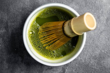 Geleneksel bambu çırpıcısıyla çırpılmış kibrit yeşil çay ya da siyah bir masada chasen. Uyuşan yeşil çay yapmak için aksesuarlar. Üst görünüm