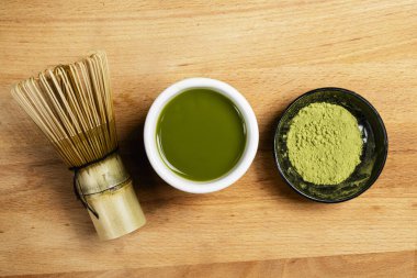 Kibrit yeşil çay ve geleneksel bambu fırçası çırpısı ya da masa üstünde chasen. Uyuşan yeşil çay yapmak için aksesuarlar. Üst görünüm
