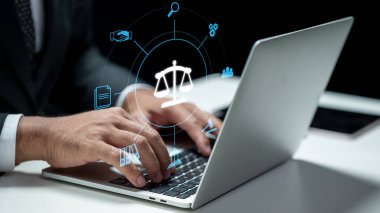 İşadamı dizüstü bilgisayar kullanıyor ve yargıç ölçeğinde bir simge gösteriyor. Tablet masanın üzerinde. Sanal ekranda teknolojik yenilik. Hukuk kavramı, adalet, hukuk hizmetleri ve iş mevzuatı
