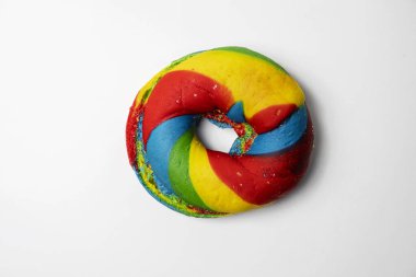 Beyaz arka planda izole edilmiş gökkuşağı simit ekmeklerinin yakın görüntüsü. Üst görünüm