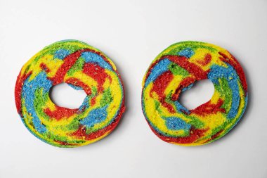 Beyaz arka planda izole edilmiş gökkuşağı simit ekmeklerinin yakın görüntüsü. Orta kısmı. Üst görünüm