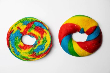 Beyaz arka planda izole edilmiş gökkuşağı simit ekmeklerinin yakın görüntüsü. Üst ve orta kısım. Üst görünüm