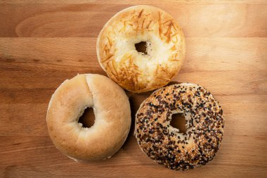 Tahta panoda çeşitli şekillerde simit ekmeği koleksiyonu var. Üst görünüm