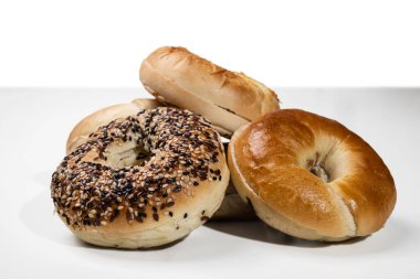 Beyaz zemin üzerinde çeşitli türde simit ekmekleri koleksiyonu yakın görünüm