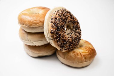 Beyaz arkaplan üzerinde çeşitli türde izole edilmiş bagel ekmeği koleksiyonu yakın görünüm