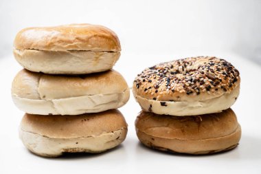 Beyaz arkaplan üzerinde çeşitli türde izole edilmiş bagel ekmeği koleksiyonu yakın görünüm