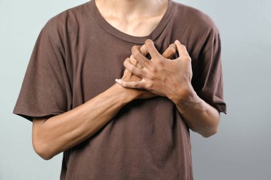 İnsan portresi beyaz arka planda kalp krizi ya da kalp hastalığı geçirir. Sağlık hizmetleri kavramı