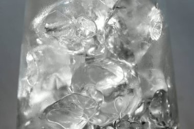 Buz küplü şeffaf camın yakın görüntüsü. İçecek ve içecek konsepti