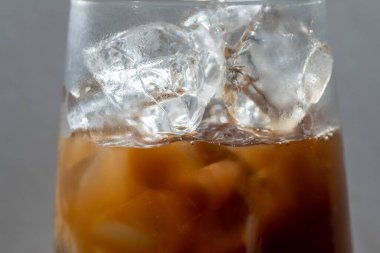 Bardaktaki soğuk kahvenin yakın görüntüsü