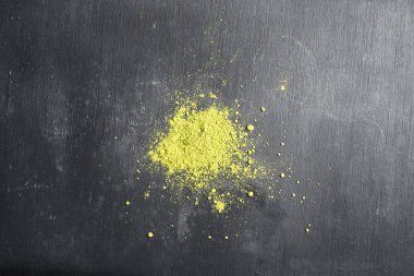 Siyah masanın üzerindeki kibrit yeşil çay tozunun yakın görüntüsü. Üst görünüm