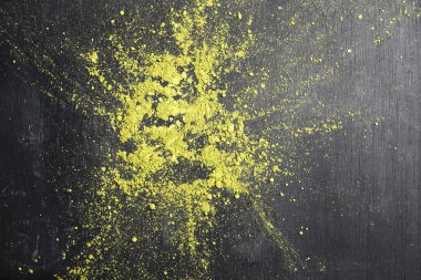 Siyah masanın üzerindeki kibrit yeşil çay tozunun yakın görüntüsü. Üst görünüm