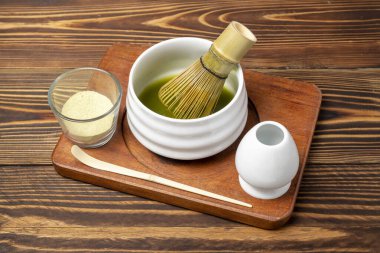 Geleneksel bambu çırpıcılı kibrit yeşil çay ve masada kaşık. Uyumlu yeşil çay yapmak için aksesuarlar.