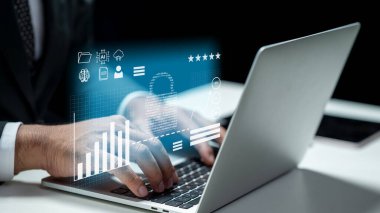 İşadamı dizüstü bilgisayar kullanıyor ve asma kilidin sanal simgesini gösteriyor. Tablet masanın üzerinde. Sanal ekranda teknolojik yenilik. Siber güvenlik, veri koruması veya dijital bilgi gizliliği kavramı