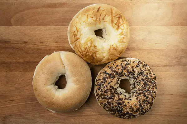 Tahta panoda çeşitli şekillerde simit ekmeği koleksiyonu var. Üst görünüm