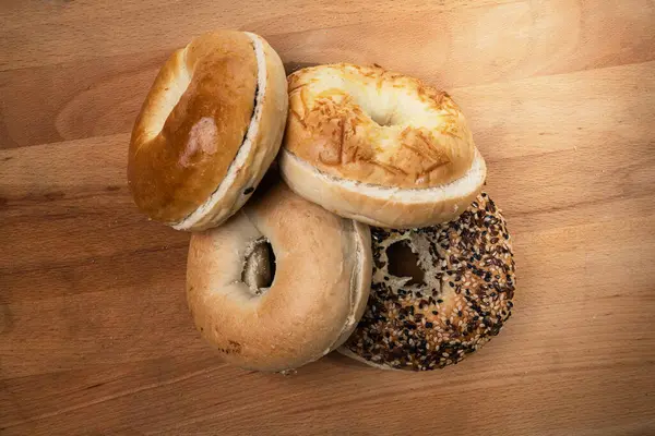 Tahta panoda çeşitli şekillerde simit ekmeği koleksiyonu var. Üst görünüm