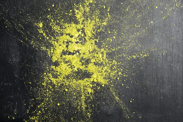 Siyah masanın üzerindeki kibrit yeşil çay tozunun yakın görüntüsü. Üst görünüm