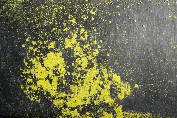 Siyah masanın üzerindeki kibrit yeşil çay tozunun yakın görüntüsü. Üst görünüm