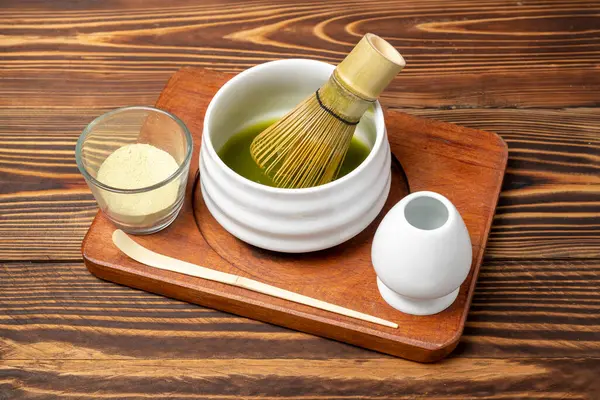 Geleneksel bambu çırpıcılı kibrit yeşil çay ve masada kaşık. Uyumlu yeşil çay yapmak için aksesuarlar.