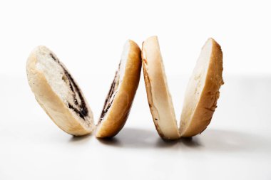 Beyaz arka planda izole edilmiş simit dilimlerinin yakın görüntüsü