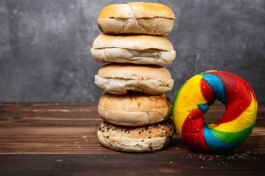 Ahşap bir tahtanın üzerinde çeşitli şekillerde simit ekmekleri olan bir yığının yakın görüntüsü