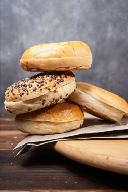 Ahşap bir tahtanın üzerinde çeşitli ekmeklerden oluşan bir yığın yakın görünüm