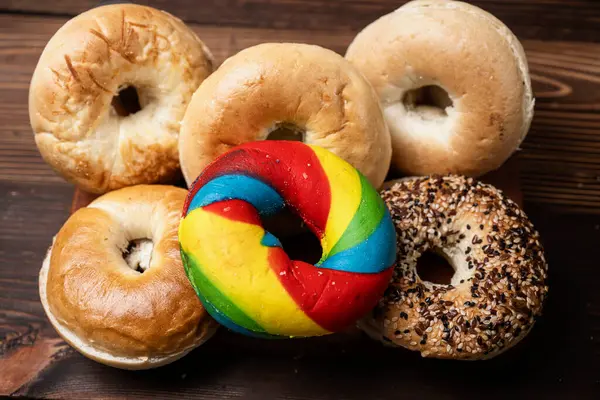 Tahta bir tahtanın üzerinde çeşitli şekillerde simit ekmeği koleksiyonu var. Üst görünüm