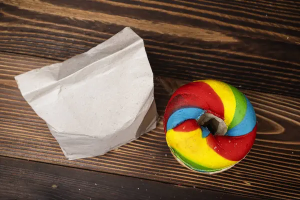 Muhtelif ekmeklerden oluşan bir yığın ve tahta bir tahtanın üzerinde kahverengi bir kese kağıdı. Üst görünüm