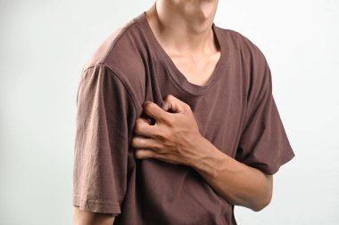 İnsan portresi beyaz arka planda kalp krizi ya da kalp hastalığı geçirir. Sağlık hizmetleri kavramı