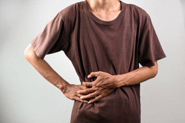 Beyaz arka planda izole edilmiş sırt ağrısının portresi. Sağlık hizmetleri kavramı