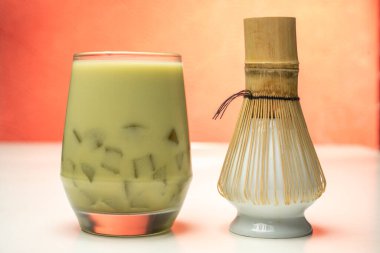 Buzlu kibrit yeşil çayın yakın görüntüsü bardakta geleneksel bambu fırçası çırpısı ya da masada chasen ile. Uyumlu yeşil çay yapmak için aksesuarlar.