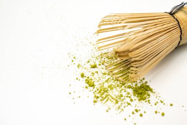 Geleneksel bambu fırçası çırpmalı kibrit yeşil çay tozu ya da beyaz arka planda chasen. Uyumlu yeşil çay yapmak için aksesuarlar.