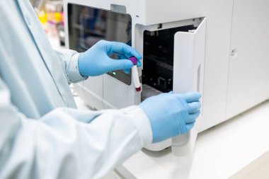 Bir ilaç üretim fabrikasının modern teftiş laboratuvarında tıp kalitesini kontrol eden bilim adamı