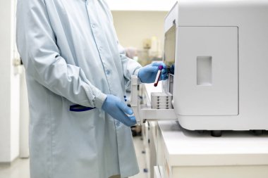 Bir ilaç üretim fabrikasının modern teftiş laboratuvarında tıp kalitesini kontrol eden bilim adamı