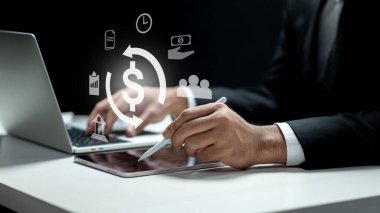 İşadamı tablet ekranında para birimi simgesini gösterirken dizüstü bilgisayar kullanıyor. Sanal ekranda teknolojik yenilik. Maaş bordrosu kavramı
