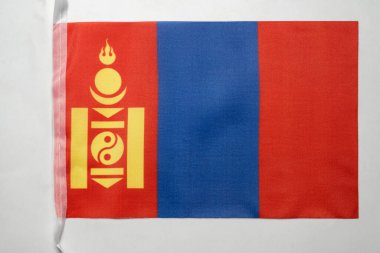 Moğolistan ulusal bayrağına yakın görüş beyaz bir arkaplan üzerinde izole edilmiştir. Hükümet ve milliyet kavramı