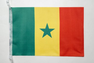 Senegal ulusal bayrağının yakın görüntüsü beyaz bir arkaplan üzerinde izole edildi. Hükümet ve milliyet kavramı