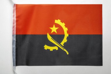 Angola Cumhuriyeti ulusal bayrağına yakından bakıldığında beyaz bir arkaplan üzerinde izole edilmiş. Hükümet ve milliyet kavramı