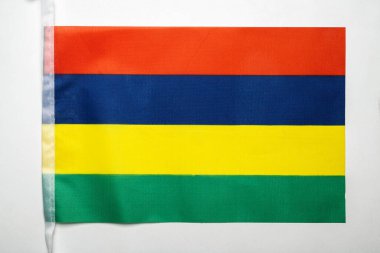 Mauritius ulusal bayrağının beyaz bir arkaplan üzerinde izole edilmiş yakın görüntüsü. Hükümet ve milliyet kavramı