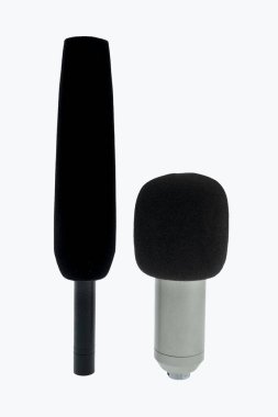 Podcast ya da yayın için iki stüdyo mikrofonu beyaz bir arkaplanda izole edildi