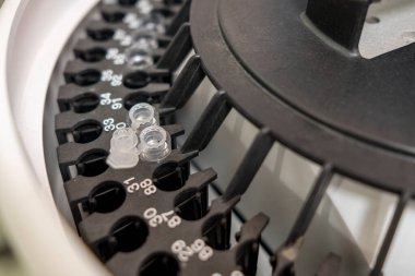 İlaç fabrikasının modern laboratuarındaki ekipman. İlaç üretimi için steril makine