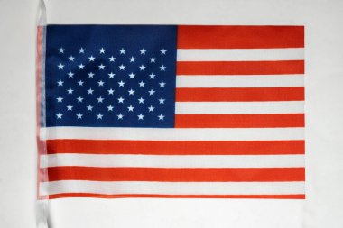 Amerika Birleşik Devletleri bayraklarının beyaz arka planda izole edilmiş görüntüsü. Hükümet ve milliyet kavramı