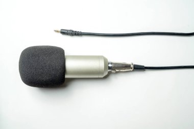 Podcast için stüdyo mikrofonu ya da beyaz arka planda bağlı kablolu yayın. Üst görünüm