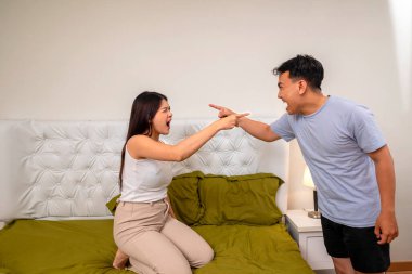 Endonezyalı güneydoğu Asyalı çift yatak odasında tartışıyor. Bir ilişkide kriz ve zorluklar.