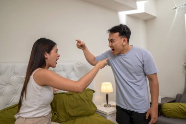 Endonezyalı güneydoğu Asyalı çift yatak odasında tartışıyor. Bir ilişkide kriz ve zorluklar.