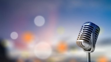 Bulanık bokeh ışıkları arka planına sahip klasik mikrofon