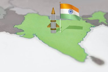 Dünya haritasında nükleer füzeleri olan Hindistan bayrağı. Pakistan, Hindistan 'a karşı askeri savaş. Nükleer füze savaşı.