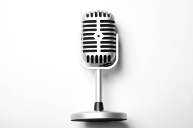 Beyaz arka planı olan klasik gümüş bir mikrofon. Üst görünüm
