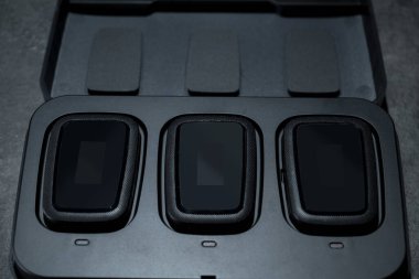 Röportaj için kablosuz mikrofonu ya da siyah arkaplandaki kutuya podcast ekipmanını tak